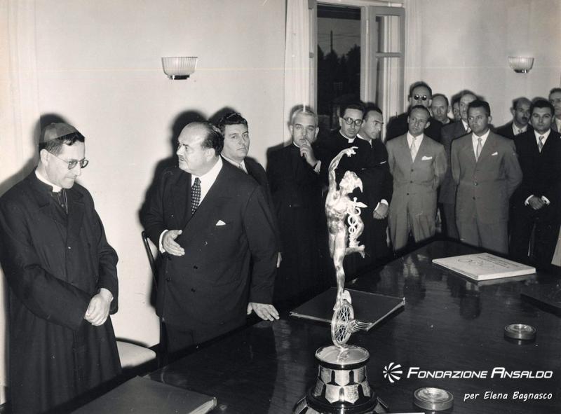Motoguzzi - visita dell'arcivescovo Giuseppe Siri