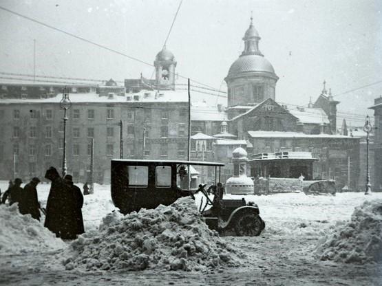 Piazza De Ferrari - Verso S. Ambrogio (taglio)