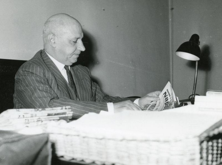 Ritratto di Giovanni Ansaldo mentre legge il giornale