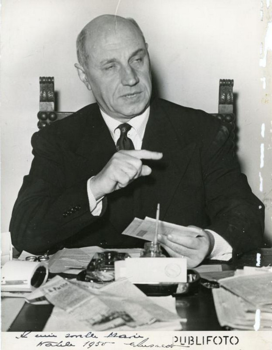 Ritratto di Giovanni Ansaldo seduto alla propria scrivania nella sede de "Il Mattino" di Napoli con dedica alla sorella Maria Luisa Ansaldo in occasione del Natale, 1950