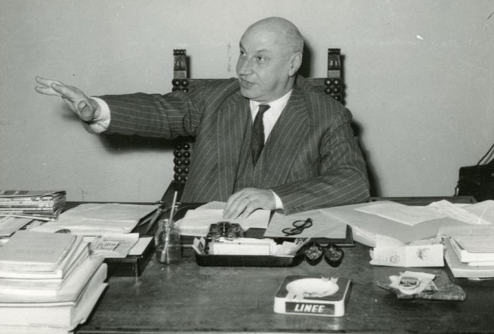 Ritratto di Giovanni Ansaldo seduto alla propria scrivania nella sede de "Il Mattino" di Napoli