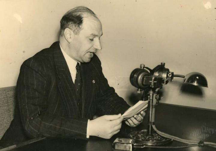 Ritratto di Giovanni Ansaldo mentre parla al microfono (G.A.000332)