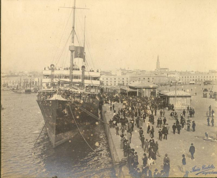 Re Vittorio nella Darsena del Porto di Montevideo il 3 Aprile 1910