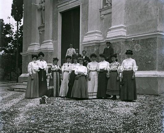 Sulla piazza della chiesa di Fontaneggi - (taglio)