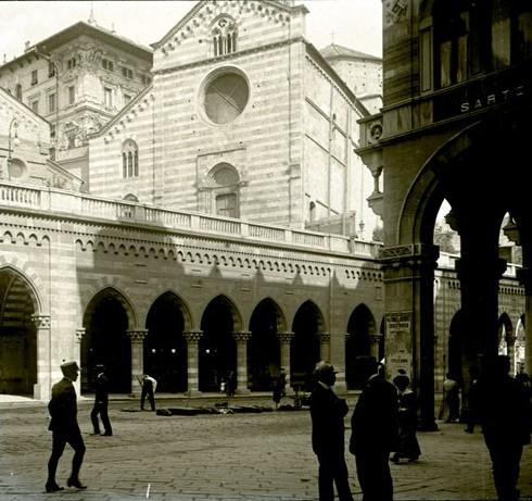 Via XX Settembre. Portici e chiesa di Santo Stefano (taglio)