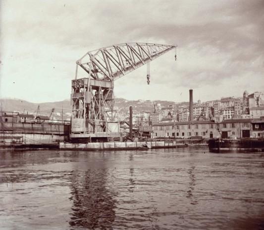 In porto. Mancina galleggiante (taglio)