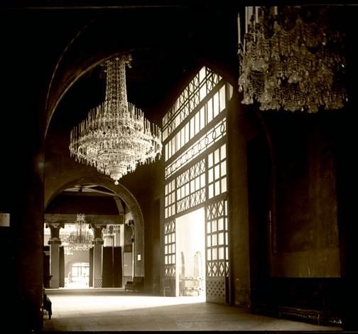 Ingresso centrale e lampadario (taglio)