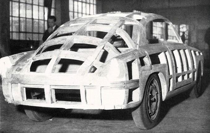 Modello della "Giulietta" sprint in allestimento presso l'officina Bertone di Torino,  luglio 1954, anno II, n. 4 - p. 59