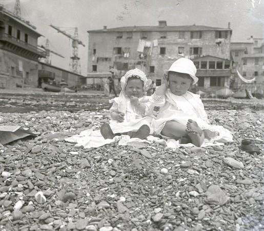 Enrico e Rita Chierici sulla spiaggia della Foce (taglio)