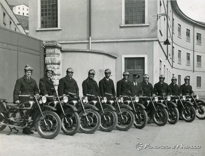 Motociclisti all'entrata dello stabilimento Moto Guzzi a Mandello del Lario