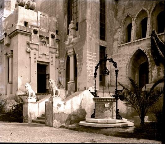 Pozzo fiorentino e scala laterale del teatro (taglio)