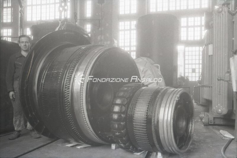 Genova - Stabilimento Elettrotecnico Ansaldo San Giorgio di Sestri Ponente - lavorazione di un rotore per alternatore trifase verticale