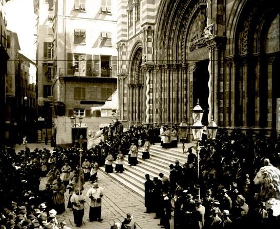 Cattedrale di San Lorenzo. Processione religiosa (taglio)