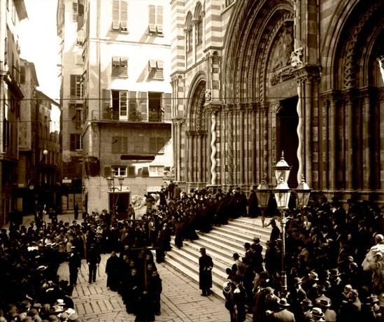 Cattedrale di San Lorenzo. Processione religiosa (taglio)