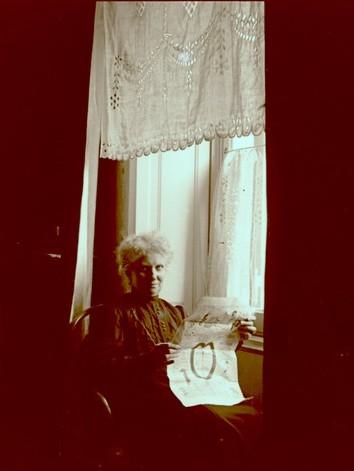 Ritratto di Rita Manara dalla finestra (taglio)