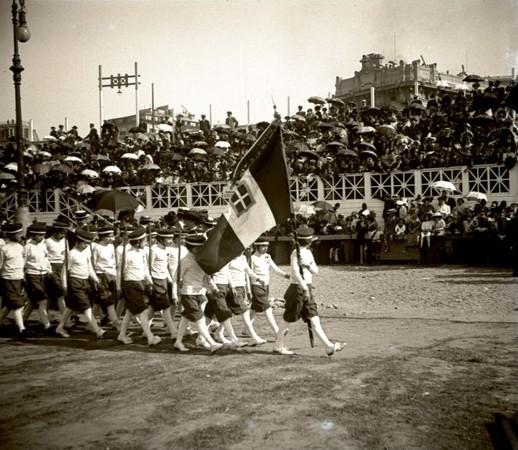 Premiazione scuole civiche. Sfilata bambini e bandiera (taglio)