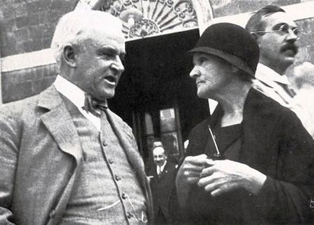 Marie Curie col fisico Robert Millikan davanti all'Istituto di Fisica di Roma, settembre - ottobre 1956, anno IV, n. 5 - p. 47