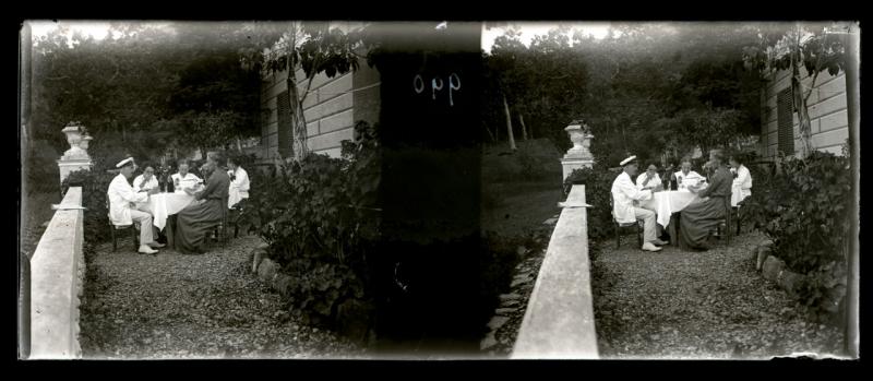Pranzo di famiglia in giardino (originale)
