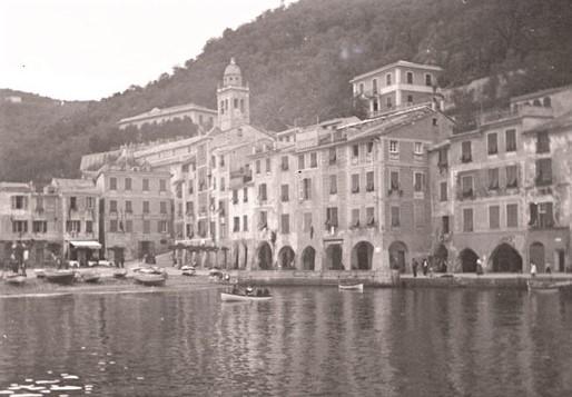 Porto di Portofino. Il centro del paese. I portici - ore 7 di sera (taglio)