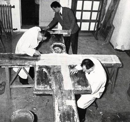 Rimozione, prima del restauro, della protezione applicata al crocifisso delle isole Tremiti come precauzione per il trasporto, marzo - aprile 1961, anno IX, n. 2, p. 48