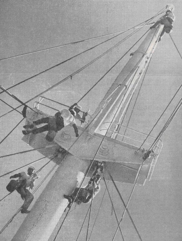 Gli "acrobati del mare" al lavoro sulla motonave "Anna C."