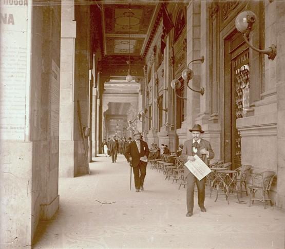 Via XX Settembre. Bar della Borsa sotto i portici (taglio)