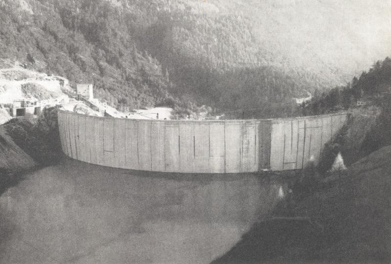La diga di Pieve di Cadore, costruita tra il 1947 e il 1949. - p. 13