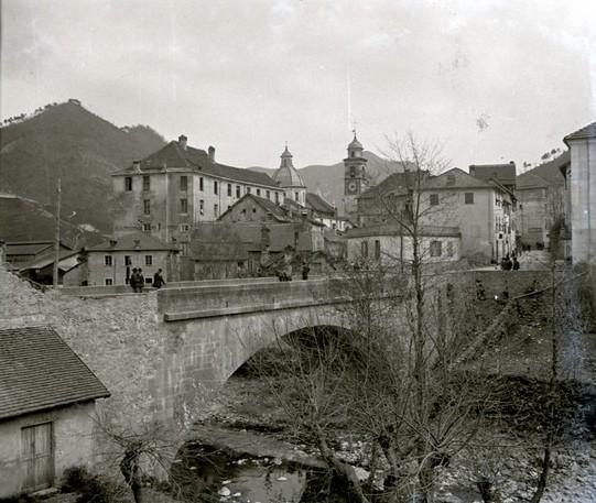 Rossiglione. Ponte vecchio e chiesa (taglio)