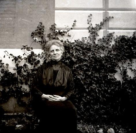 Rita Manara in giardino (taglio)