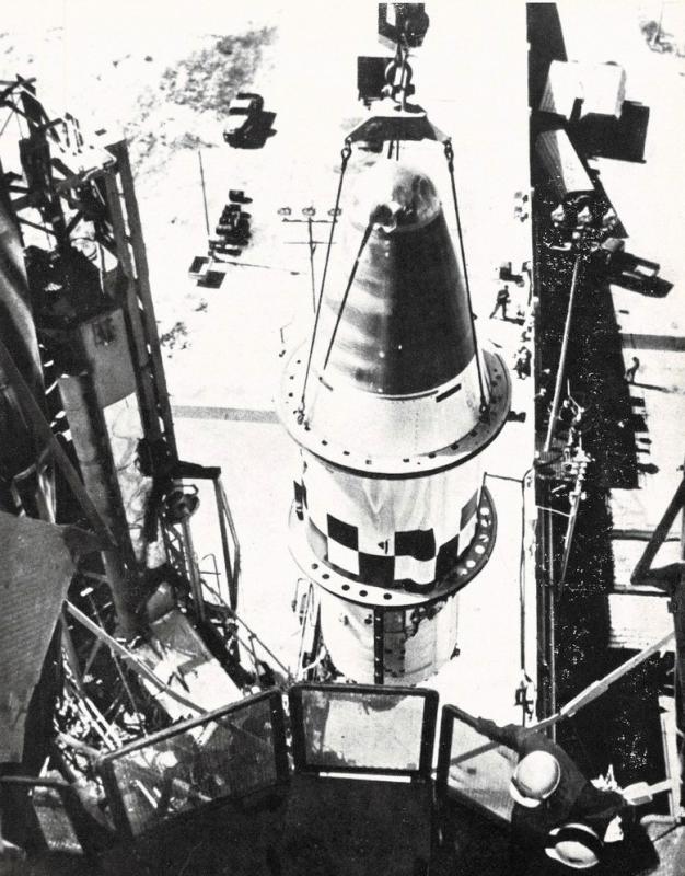 L'ogiva del satellite da ricognizione "Midas" viene issata sul razzo vettore "Atlas", novembre - dicembre 1960, anno VIII, n. 6, p. 11