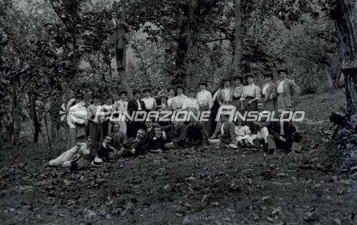 Gruppo nei boschi di Fontaneggi (taglio)