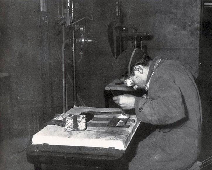 Apprendista che esegue a Calcinara una esercitazione nel reparto di saldatura ossiacetilenica, marzo - aprile 1958, anno VI, n. 2, p. 23