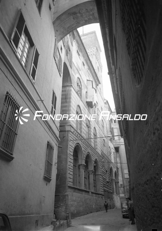 Genova - via Tommaso Reggio - loggia Palazzo Ducale