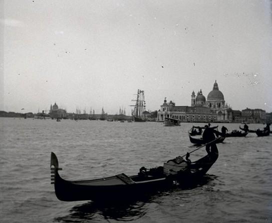 Gondola e Chiesa della Salute (taglio)