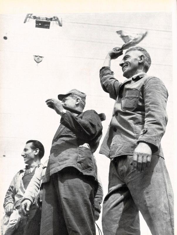 Operai dell'Ansaldo di Genova-Sestri al varo della motocisterna "Italmotor" avvenuto il 12 luglio 1953, novembre 1953, anno I, n. 6 - p. 34