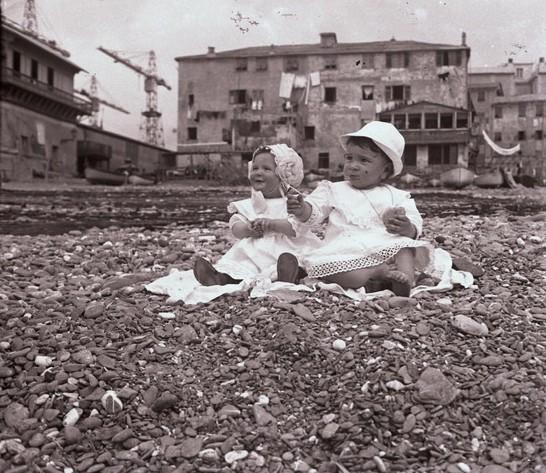 Enrico e Rita Chierici sulla spiaggia della Foce (taglio)