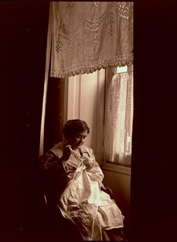 Ritratto di Paola Franzoni (Lina) che cuce alla finestra (taglio)