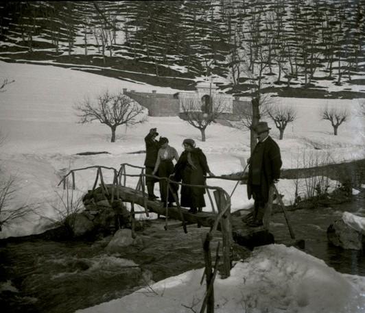 Gruppo di escursionisti sul ponte di legno (taglio)