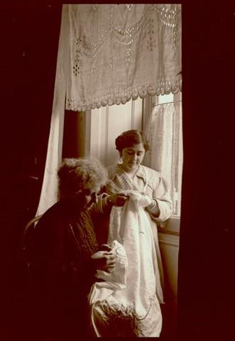 Ritratto di Rita Manara e Paola Franzoni (Lina) alla finestra mentre cuciono (taglio)