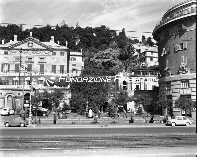 Genova - San Teodoro - Veduta di piazza Di Negro. Sullo sfondo, la cinquecentesca Villa Di Negro Rosazza