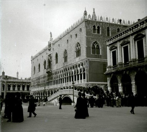 Palazzo Ducale e ponte della Paglia (taglio)