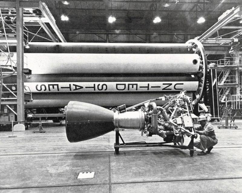 Uno degli otto motori a razzo tipo H-1 costituenti il  "grappolo" del primo stadio del "Saturno", luglio - agosto 1960, anno VIII, n. 4, p. 14