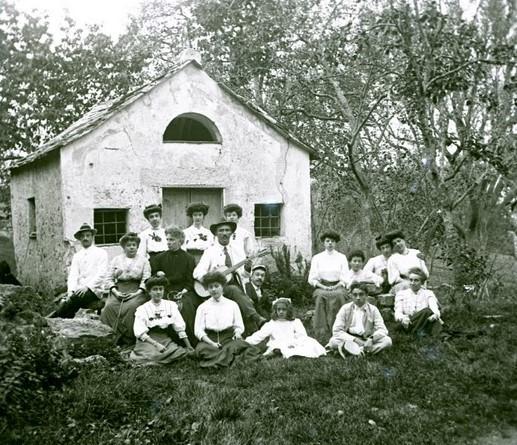 Un gruppo alla cappelletta di Monterosato (taglio)