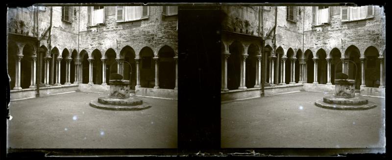Chiostro di San Matteo. Colonnati e pozzo (originale)