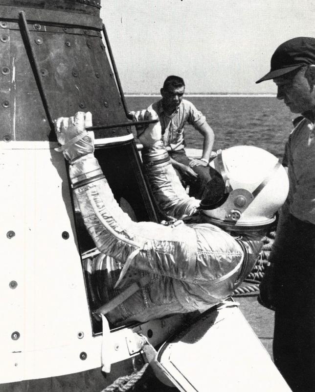 Un astronauta si addestra a entrare e uscire dalla capsula in mare, settembre - ottobre 1960, anno VIII, n. 5, p. 11