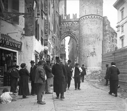 Vico Dritto Ponticello e Porta Soprana (taglio)