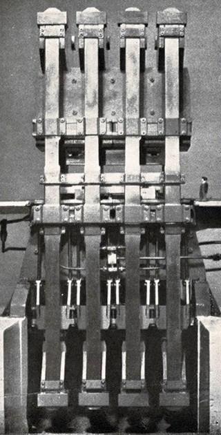 Il gigante delle "grandi presse" USA è questa da 75.000 tonn. la cui costruzione non è stata ancora completata e che costerà circa 4.5 miliardi di lire, maggio - giugno 1956, anno IV, n. 3 - p. 61
