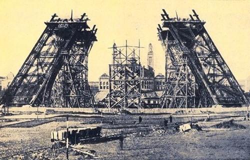 7 dicembre 1887, il montaggio della carpenteria nella parte inferiore dei piloni della Torre Eiffel, marzo - aprile 1958, anno VI, n. 2, p. 45