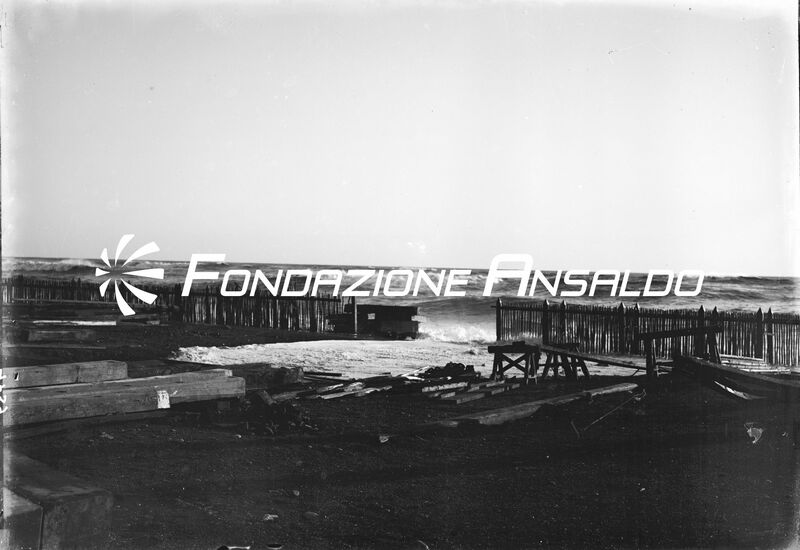 Genova - Cantieri Navali Ansaldo di Sestri Ponente - mareggiata