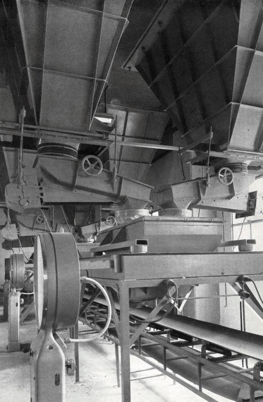 Il macchinario "H 28" della S.A.V.I.O. produce un bicchiere soffiato in meno di un secondo, novembre - dicembre 1959, anno VII, n. 6, p. 33